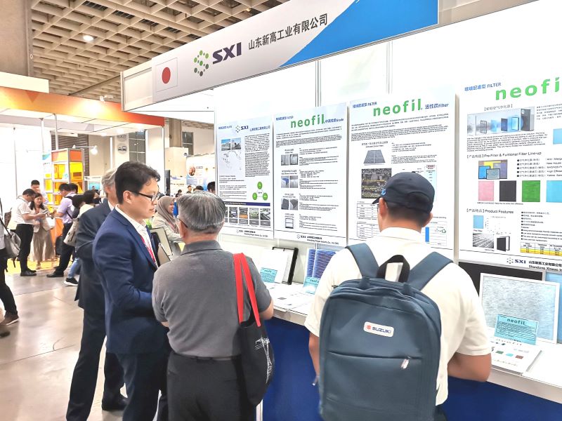 在展會中公司員工在介紹最新低風阻活性炭產品和普通活性炭產品的區別。